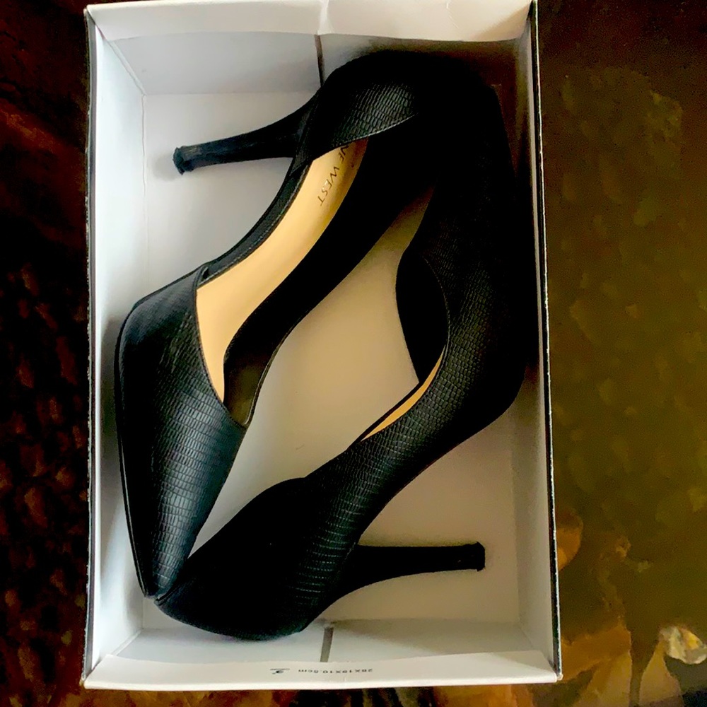 Nine West black snakeskin pattern heels